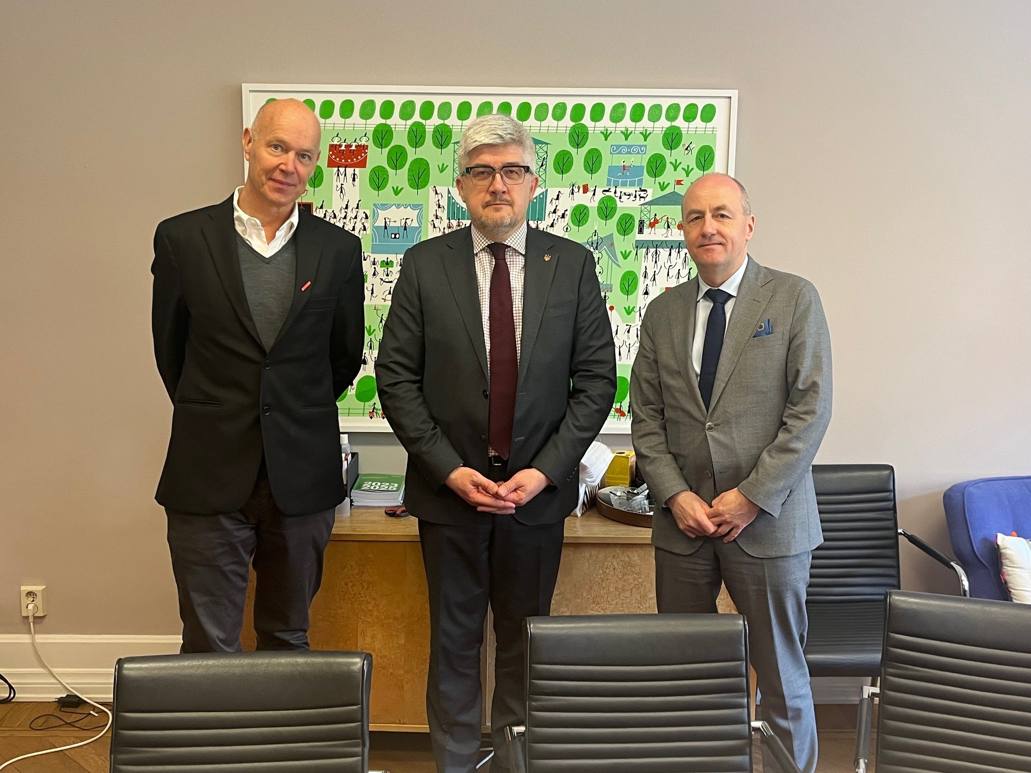 Gruppbild med Tomas Nodbrink, administrativ chef Svensk Scenkonst, H.E. Andrii Plakhotniuk, Ukrainas dåvarande ambassadör i Stockholm, samt Mikael Brännvall, vd för Svensk Scenkonst.