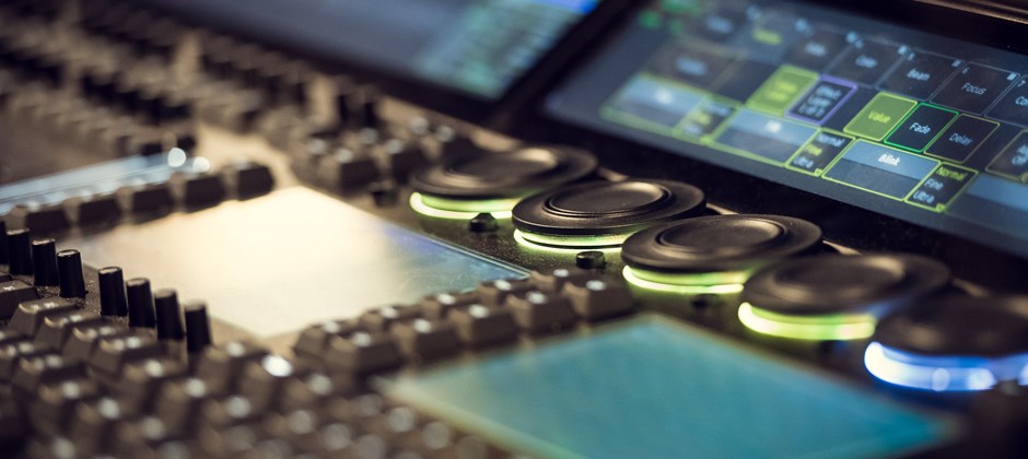 Mixerbord för ljud och ljus på scenen. Mixerbord för ljud och ljus på scenen.