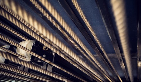 Närbild på rep i kulissen.