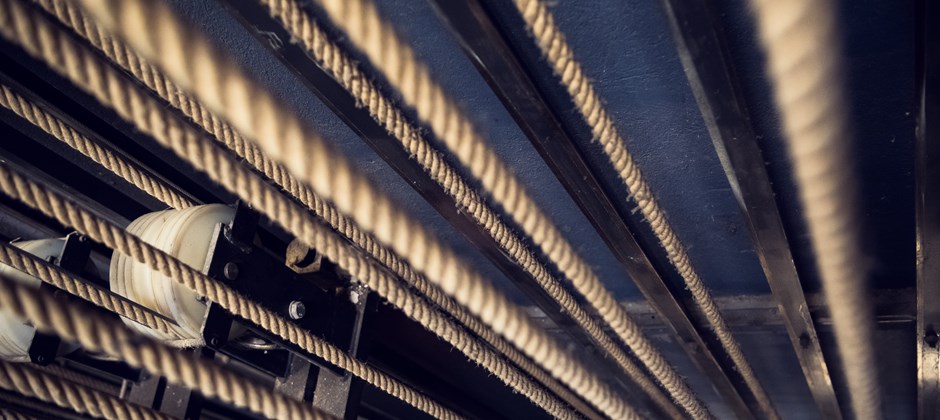 Närbild på rep i kulissen. Närbild på rep i kulissen.