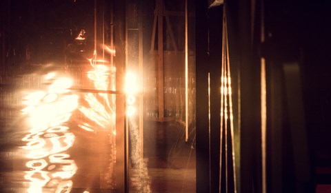 Symbolbild strålkastare i kuliss