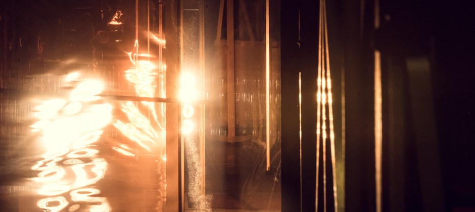 Symbolbild strålkastare i kuliss Symbolbild strålkastare i kuliss