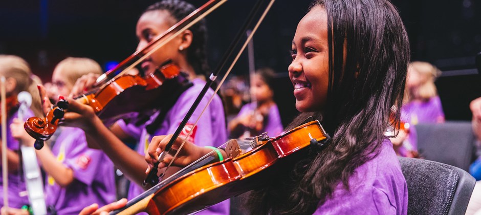 Ung violinist på Göteborgs Konserthus scen Ung violinist på Göteborgs Konserthus scen
