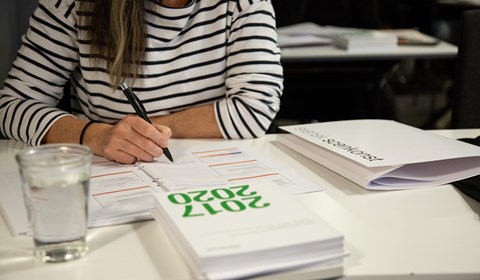 Kursdeltagare läser sin kurslitteratur.