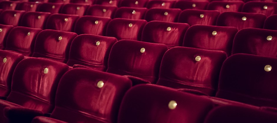 Röda teaterstolar i en tom teatersalong. Röda teaterstolar i en tom teatersalong.