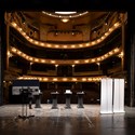 Bild tagen från Kungliga Dramatiska Teaterns stora scen ut mot en tom salong. 