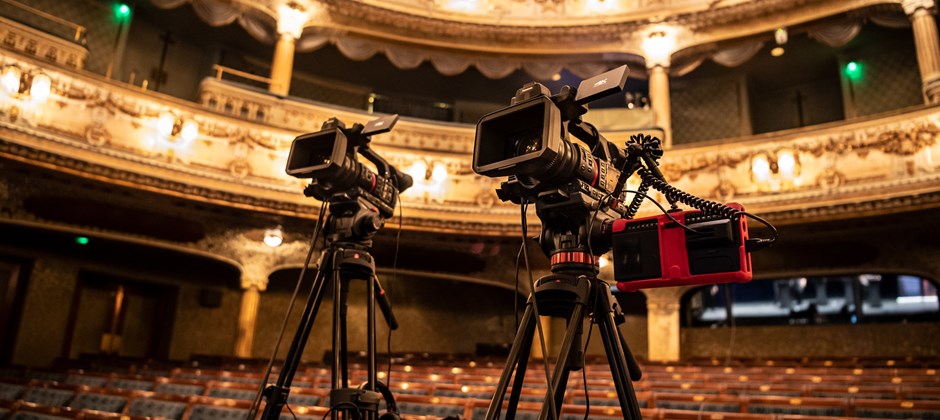 Två webbkameror är uppställda i den tomma salongen med siktet inställt på den kommande föreställningen.  Två webbkameror är uppställda i den tomma salongen med siktet inställt på den kommande föreställningen.