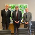 Gruppbild med Tomas Nodbrink, administrativ chef Svensk Scenkonst, H.E. Andrii Plakhotniuk, Ukrainas dåvarande ambassadör i Stockholm, samt Mikael Brännvall, vd för Svensk Scenkonst.
